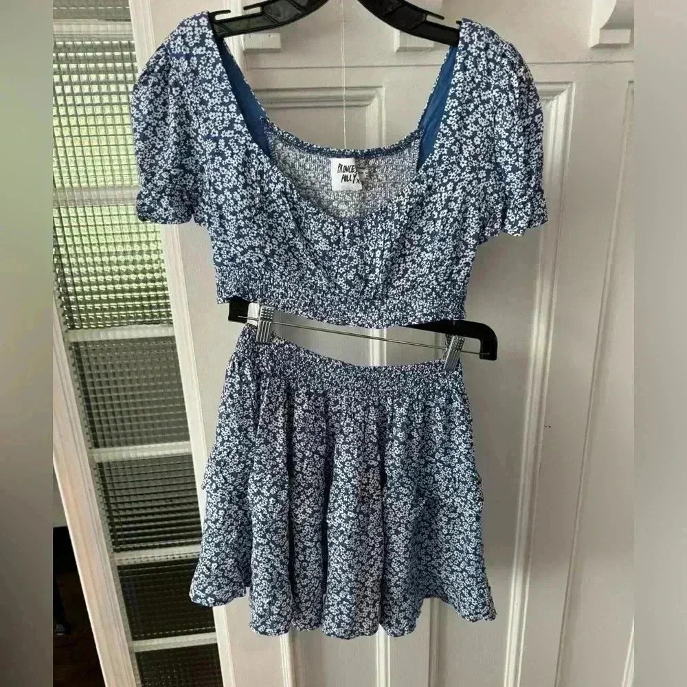 Princess Polly 2-piece set. Mini ruffle skirt short sleeve crop top size 6